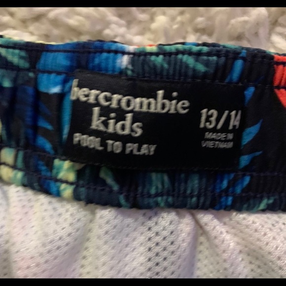 Kid swim trunks .. size 13/14 - Picture 2 of 2
